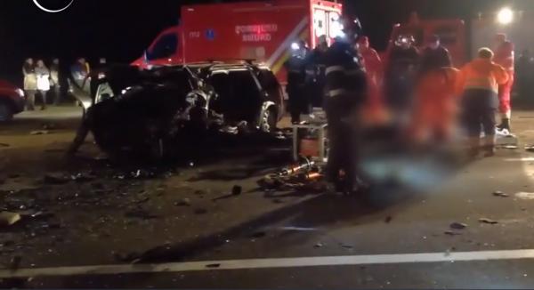 Impact devastator pe DN1: Un şofer care a intrat într-o depăşire ar fi provocat carnagiul cu 2 morţi şi 10 răniţi din Bihor (Video)