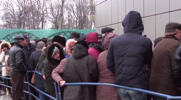 Coadă de 5 ore pentru Revelionul din Galaţi: O femeie a leşinat înainte să-şi cumpere biletul pentru petrecerea dintre ani