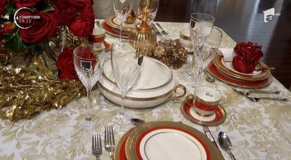 Idei pentru aranjarea mesei de Crăciun: roşu cu accente de auriu sau argintiu cu nuanţe de şampanie