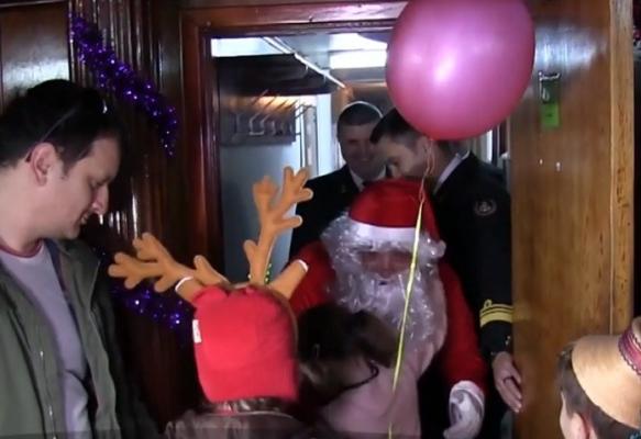 La Constanţa, Moş Crăciun a renunţat la sania trasă de reni şi a venit cu daruri pentru copii, în costum de scafandru!