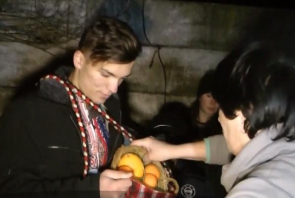 Un preot din judeţul Caraş-Severin îi învață pe copii colinde tot anul