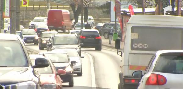 Primul val de turişti a ajuns în pensiunile şi hotelurile de la munte. Trafic infernal pe Valea Prahovei