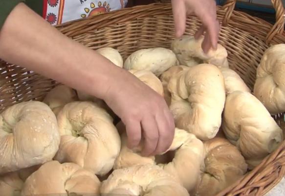 Vin colindătorii! În satul Voiniceni din Mureş, locuitorii le-au pregătit colaci, plăcinte şi mere