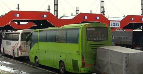 Românii din străinătate se întorc acasă. Iar cei care pleacă peste hotare, o fac încărcaţi cu bunătăţi tradiţionale