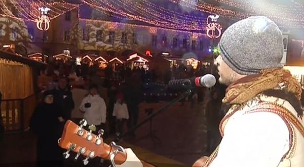 Poveste incredibilă de Crăciun: Un tânăr din Sibiu și-a cucerit iubita cântând colinde pe stradă (Video)