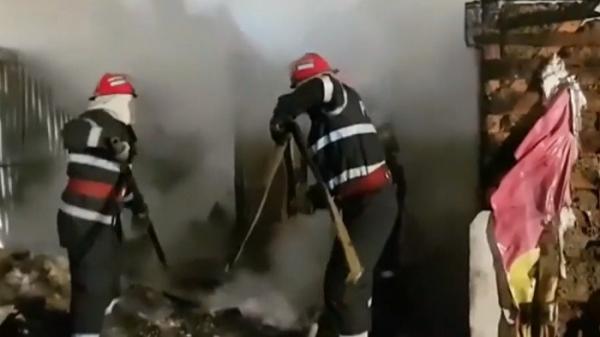 Incendiu violent şi pericol de explozie în Prahova! Focul a fost la un pas de a se extinde la un rezervor cu motorină