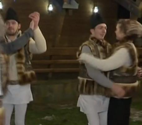 Încă o noapte de petrecere în Bucovina. Pe uliţele satelor, colindele răsună cât e ziua de lungă