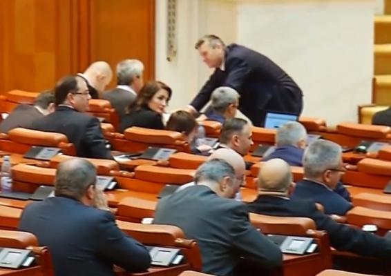 Necuvântătorii din Parlament! Zeci de politicieni au vorbit într-un an de legislatură, doar la depunerea jurământului