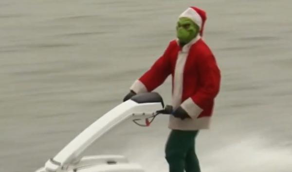 Moş Crăciun a dat sania pe schiuri nautice în Statele Unite, într-o cursă pe apă contra lui Grinch!