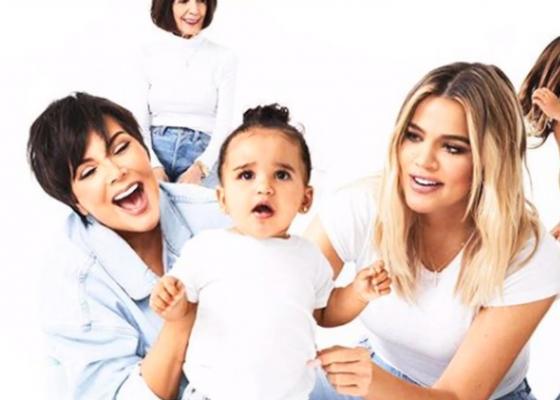 Crăciunul în familia Kardashian: Celebrele surori s-au strâns la o şedinţă foto în familie. Cineva a lipsit (Video)