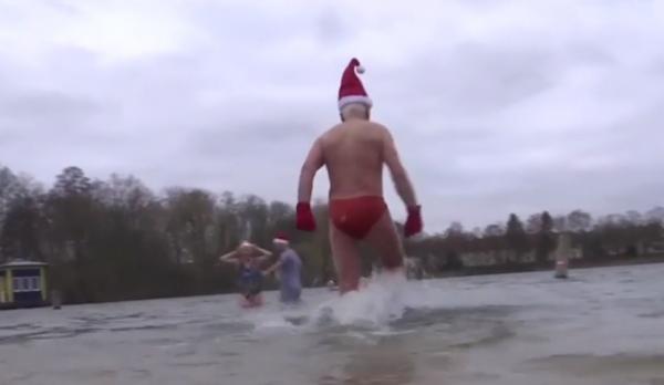 Zeci de oameni s-au înghesuit la tradiţionala baie în apă îngheţată de Crăciun