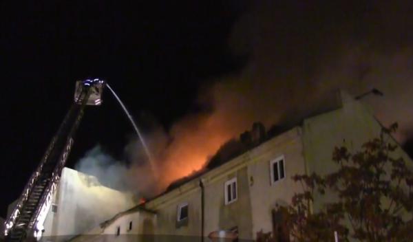 Incendiu violent la un bloc din centrul Constanţei. Locatarii spun că focul a fost pus de o femeie cu probleme psihice