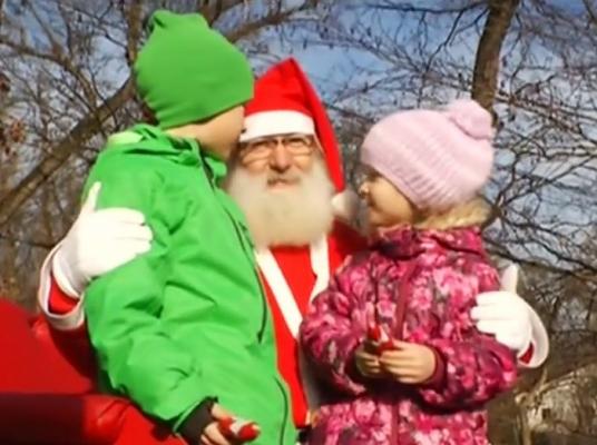 Moş Crăciun și renul Rudolph, popas la Sibiu! Zeci de copii i-au mulţumit pentru cadourile primite