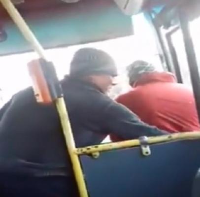 Imagini revoltătoare în Brăila! Un pasager a lovit cu pumnul pe un şofer de autobuz, în timp ce acesta conducea