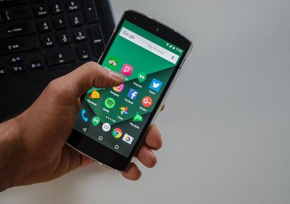 Goana după cadouri: Smartphone-urile şi hainele de firmă, cele mai vânate produse în perioada sărbătorilor