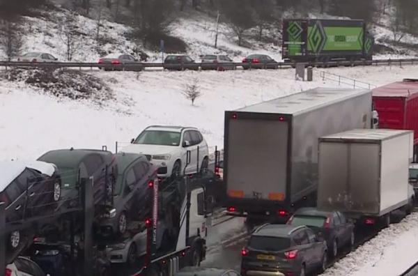 Britanicii sunt prizonierii zăpezii! 100 de zboruri au fost anulate pe aeroporturile Stansted și Luton din Londra