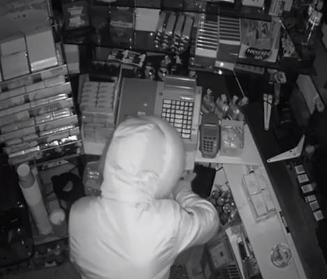Magazin din centrul Capitalei, "colindat" de hoți!  Indivizii au reuşit să plece cu marfă în valoare de 16 mii de lei