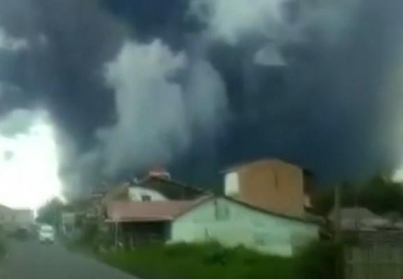 Imagini apocaliptice în Indonezia.Vulcanul Sinabung din Indonezia a erupt din nou, iar un nor uriaş de fum a acoperit cerul