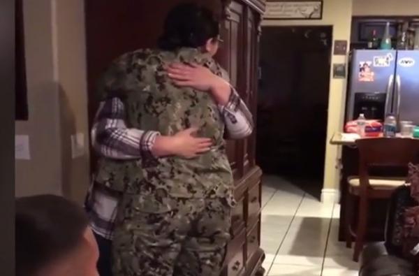 Revedere emoţionantă de Crăciun. O femeie-soldat i-a făcut o surpriză uriaşă mamei sale, la întoarcerea din misiune (Video)