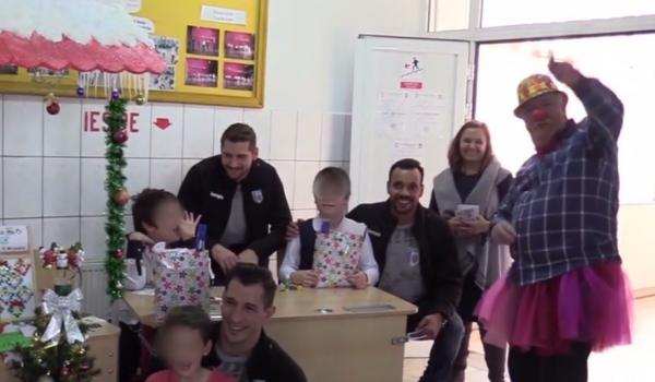 Jucăriile fanilor CSM au ajuns la copii. Handbaliștii au venit cu cadouri la Școala Gimnaziala Sfântul Nicolae