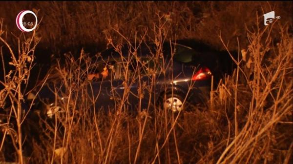 Două tinere au plonjat cu maşina în lac, la Şindriliţa, de Revelion. Şoferiţa ar fi încurcat pedalele