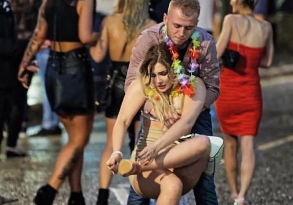 Tinerii britanici, petrecere cu mult alcool în seara de Revelion
