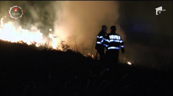 Incendiu puternic de vegetaţie lângă Reşiţa, în noaptea de Anul Nou