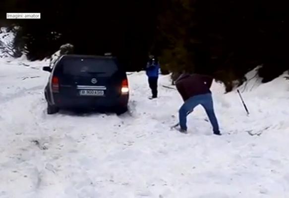 Trei bucureşteni au rămas cu maşina în zăpada de jumătate de metru, la Bolboci, imediat după Revelion