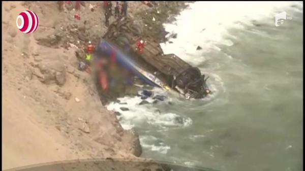 Tragedie de proporţii în Peru! 48 de oameni au murit, după ce un autocar a căzut într-o prăpastie în urma impactului cu un alt autovehicul