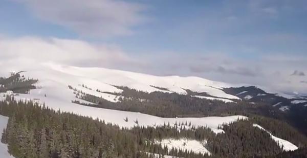 22 de turişti blocaţi pe munte în Vâlcea, din cauza ninsorii