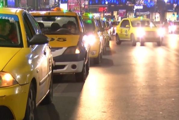 Taximetriştii continuă să încalce legea şi să sfideze clienţii, sub ochii autorităţilor, care doar îi ameninţă