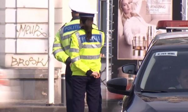 Un şofer a intrat direct în poliţistul care i-a făcut semn să oprească, la Suceava, şi e căutat în toată ţara