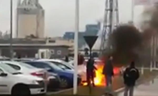 O maşină s-a făcut scrum în parcarea unui mall din Tg. Mureş