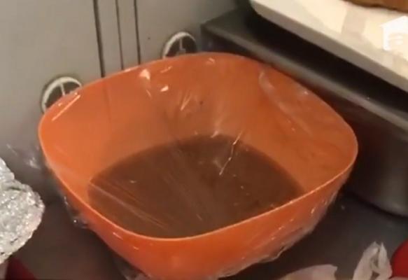 Inspectorii au găsit alimente expirate de la Crăciun, revândute în piețe