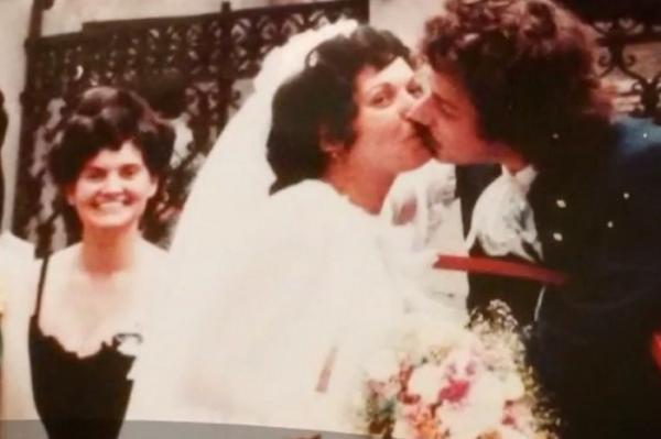 Fotografiile regăsite după 37 de ani cu doi miri la biserica Stavropoleos au pus pe jar internetul. Un american a vrut să îi găsească pe nuntaşi
