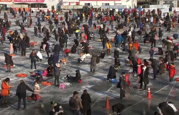 Festival pe gheaţă în Coreea de Sud. Zeci de mii de oameni au pescuit păstrăv la copcă