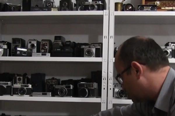 Casa unui bărbat din Maramureş s-a transformat într-un veritabil muzeu al aparatelor de fotografiat!