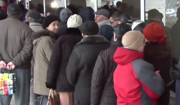 Aglomeraţie infernală la de Taxe şi Impozite, în prima zi de încasări. Pensionarii gălăţeni s-au pus la coadă de la ora 5 dimineaţa