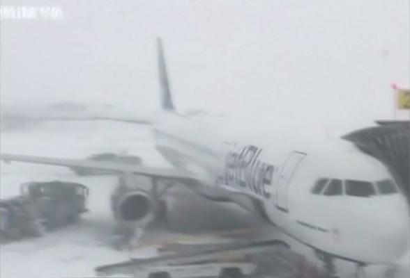 Haos pe aeroportul JFK din New York. Peste 6.000 de curse afectate de furtuna polară (Video)