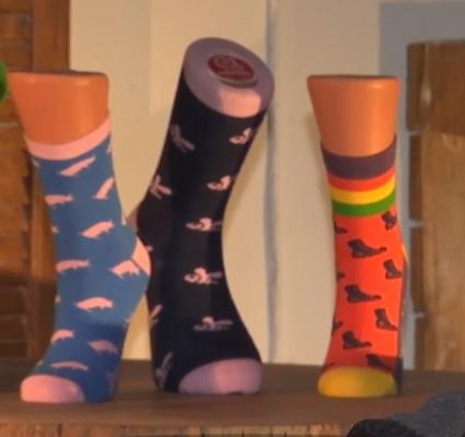 Dacă vă doriţi să creaţi o ţinută prin care să ieşiţi în evidenţă şi să spargeţi monotonia, şosetele colorate vă pot scoate din impas