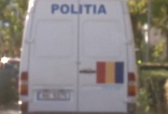 Câţiva poliţişti din Suceava au fost acuzaţi că i-au furat amanta unui scandalagiu. Bărbatul a ajuns la psihiatrie