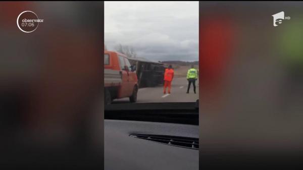 Vântul a suflat cu atâta violenţă în Clisura Dunării, încât a răsturnat un autocamion de şapte tone!