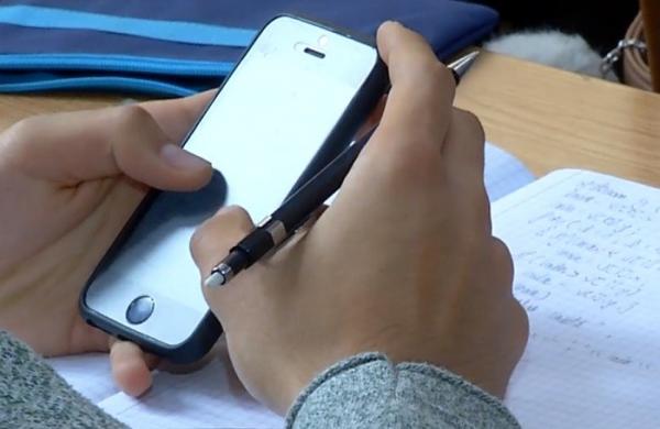 Noi reguli în şcoli, noi discuţii pro şi contra. Elevii sunt revoltaţi că rămân fără telefoane mobile