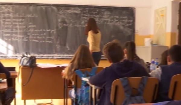 Ministrul Educaţiei anunţă schimbări semnificative în învăţământ, pe Facebook! Telefoanele mobile, interzise în școală!