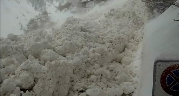 Video: o avalanşă uriaşă care a blocat 13 mii de turişti în Elveţia a fost filmată