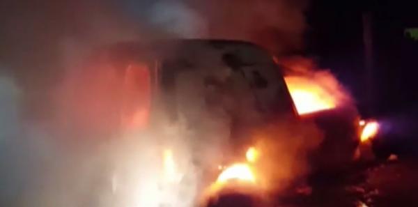 Un bărbat din Bistriţa Năsăud s-a trezit cu maşina incendiată în propria curte!
