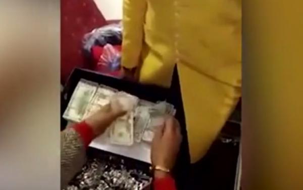 O însoţitoare de bord din India a fost prinsă în timp ce transporta o mică avere la bordul unei aeronave