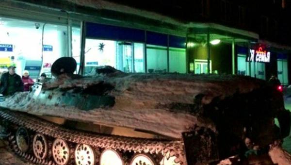 Un tânăr din nordul extrem al Rusiei, în stare de ebrietate, a plecat la cumpărături cu tancul