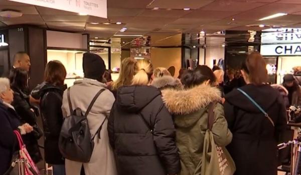 Goana după reduceri în Paris! Până la sfârşitul lunii februarie, articolele vor fi reduse cu până la 70%.