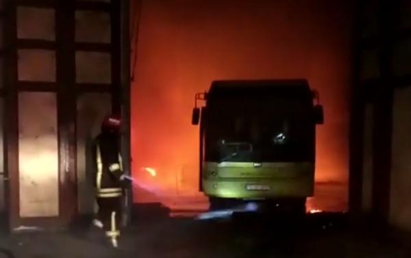 Un incediu devastator a cuprins la autobaza regiei de transport din Tulcea!